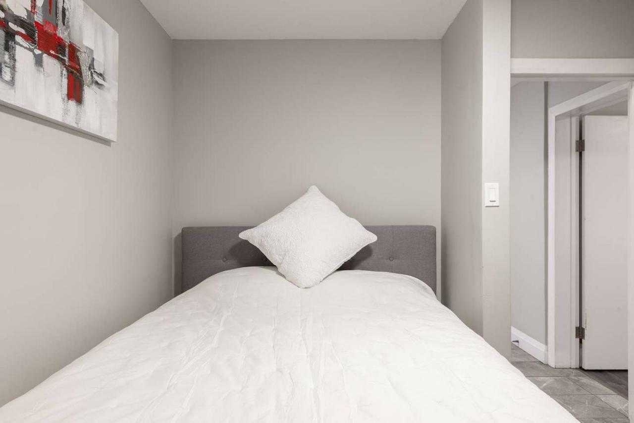 Entire 2 Bedroom Apartment Uptown Waterloo - E1 Ngoại thất bức ảnh