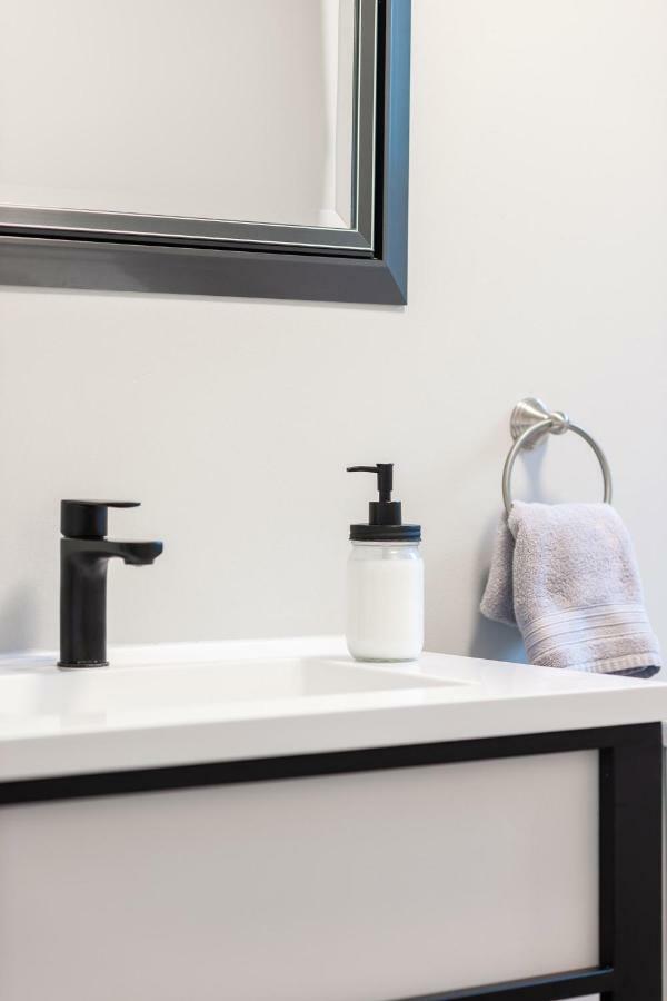 Entire 2 Bedroom Apartment Uptown Waterloo - E1 Ngoại thất bức ảnh