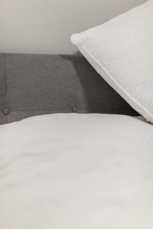 Entire 2 Bedroom Apartment Uptown Waterloo - E1 Ngoại thất bức ảnh